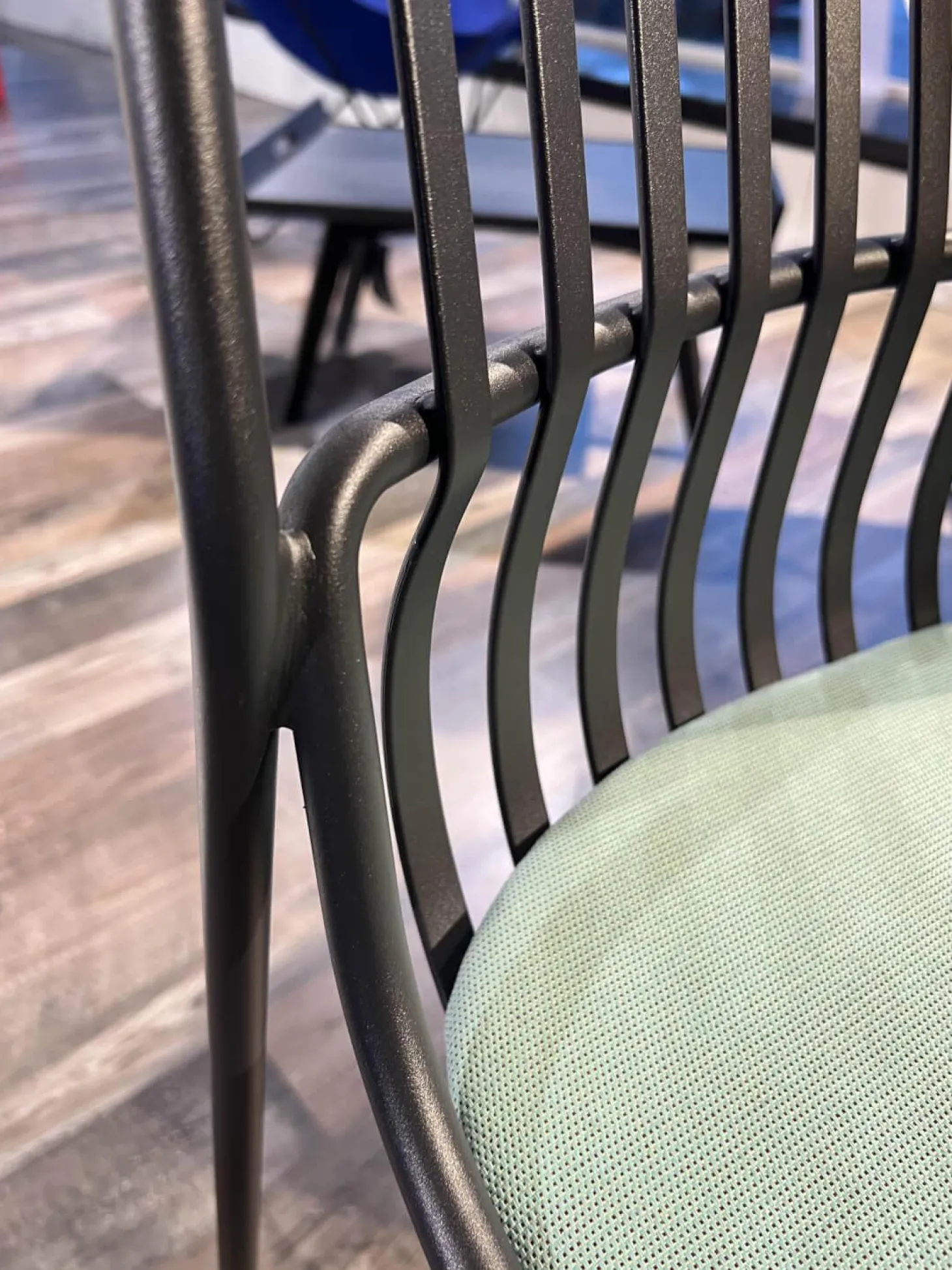 Stuhll Crona Steel 6340 Vierfußstahlgestell Sitzlamellen Aus Flachstahl Lava Schwarz Mit Sitzkissen Stoffbezug 6/0310840 Patio Farbe 840 Grün