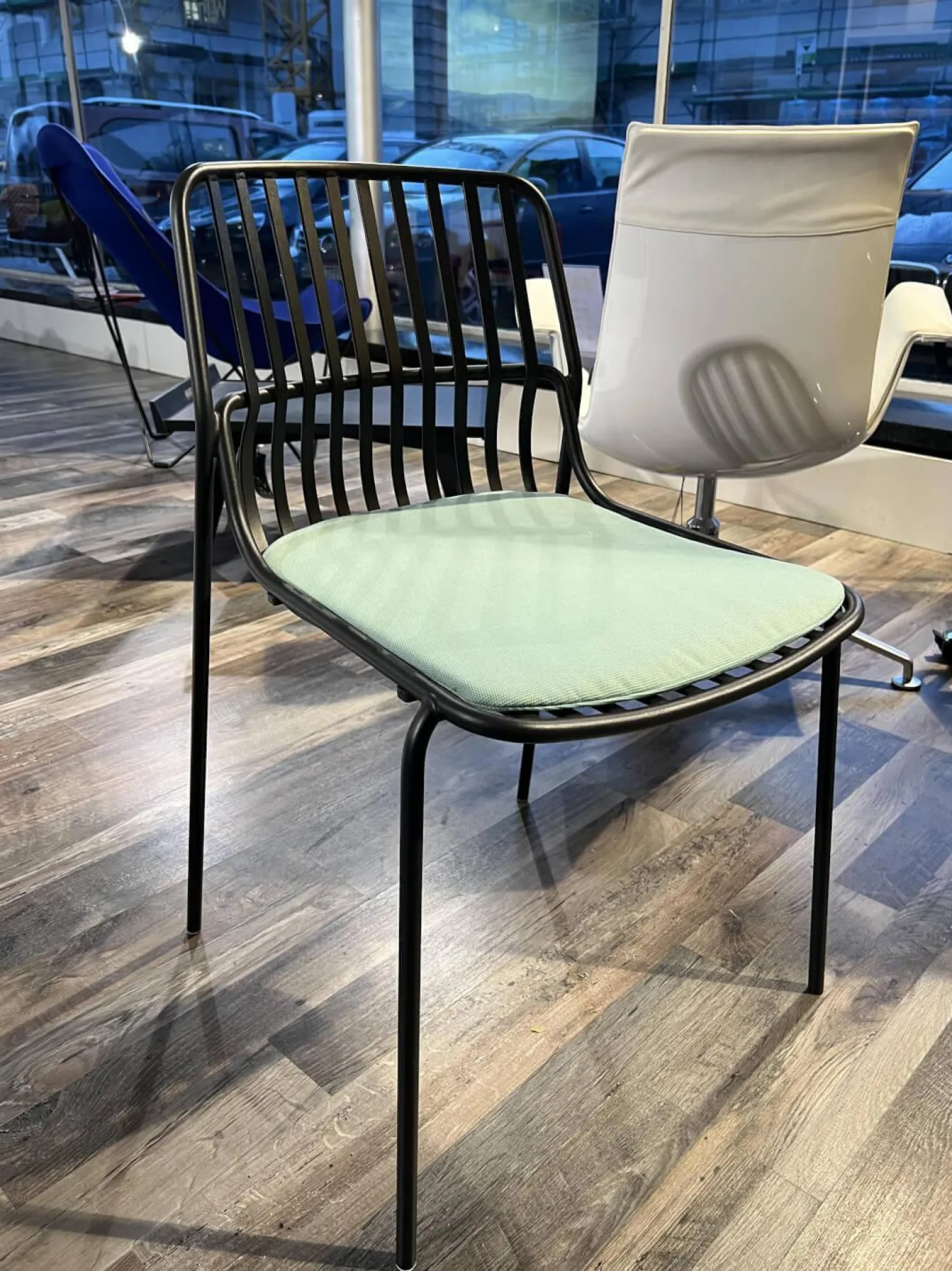 Stuhll Crona Steel 6340 Vierfußstahlgestell Sitzlamellen Aus Flachstahl Lava Schwarz Mit Sitzkissen Stoffbezug 6/0310840 Patio Farbe 840 Grün