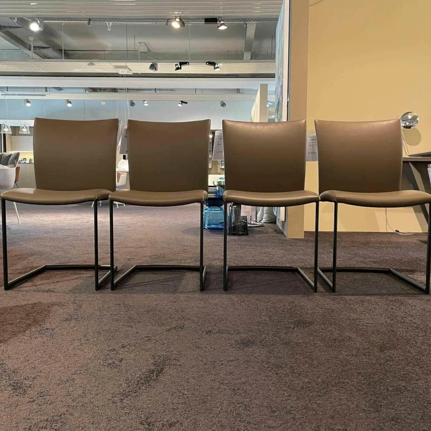 Stuhlset 2071 Nobile Swing Soft Leder I L627 Gestell Dunkelbronze