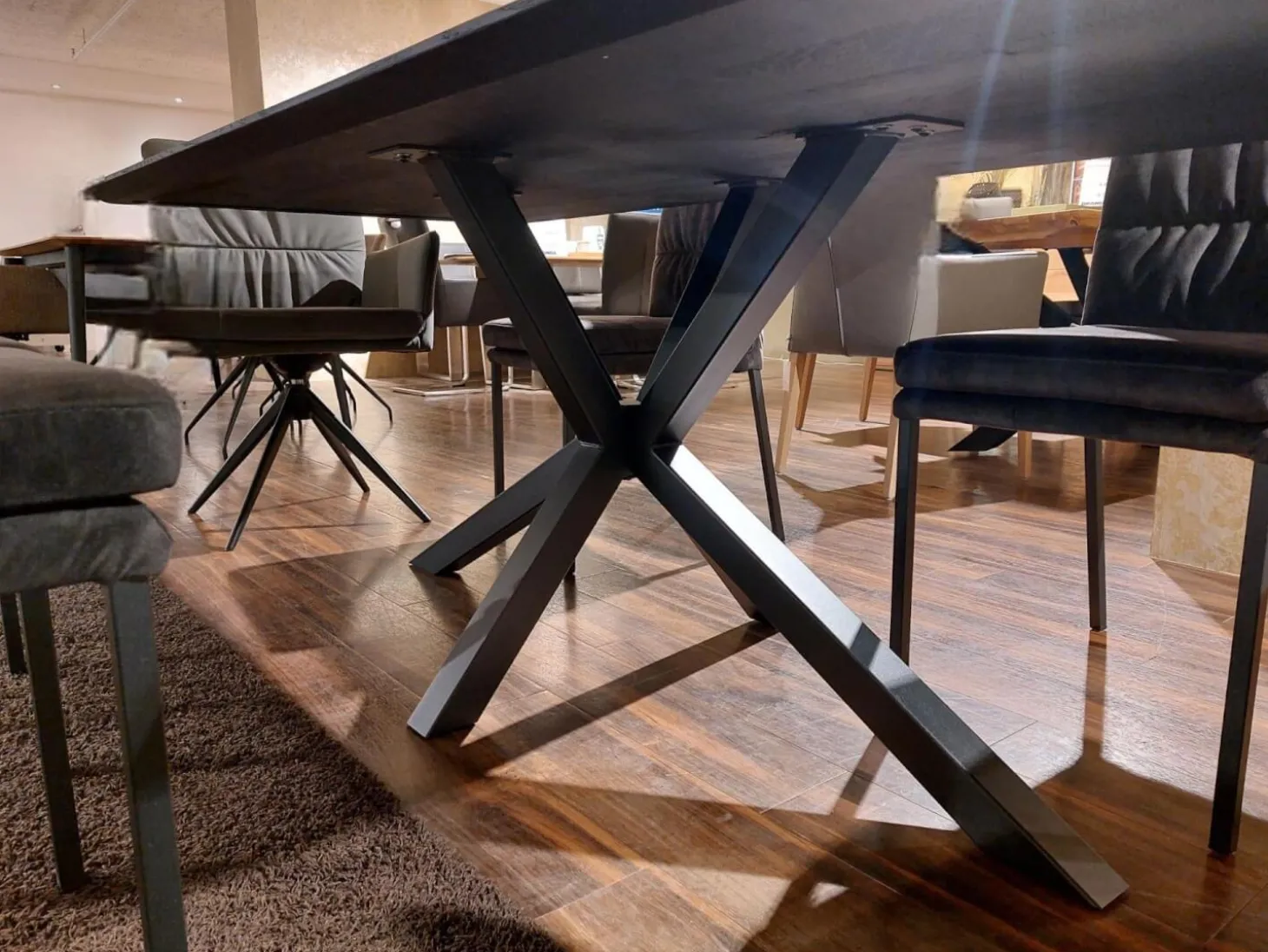 Tisch 3150 Platte Eiche Massiv Night Lackiert Epoxidharz Dunkel Gestell Moon Leg Schwarz Pulverbeschichtet