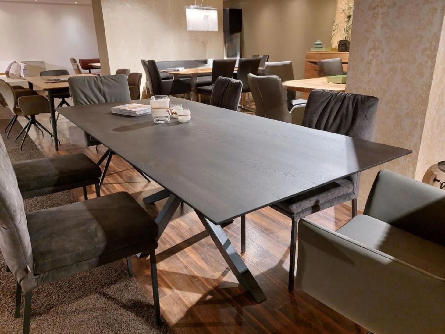 Tisch 3150 Platte Eiche Massiv Night Lackiert Epoxidharz Dunkel Gestell Moon Leg Schwarz Pulverbeschichtet