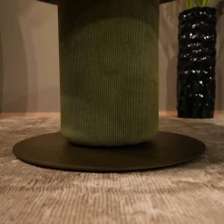 Tisch Gaia Platte Räuchereiche Massiv Schwarz Geölt Bodenplatte Stahl Oliv Pulverbeschichtet