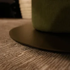 Tisch Gaia Platte Räuchereiche Massiv Schwarz Geölt Bodenplatte Stahl Oliv Pulverbeschichtet