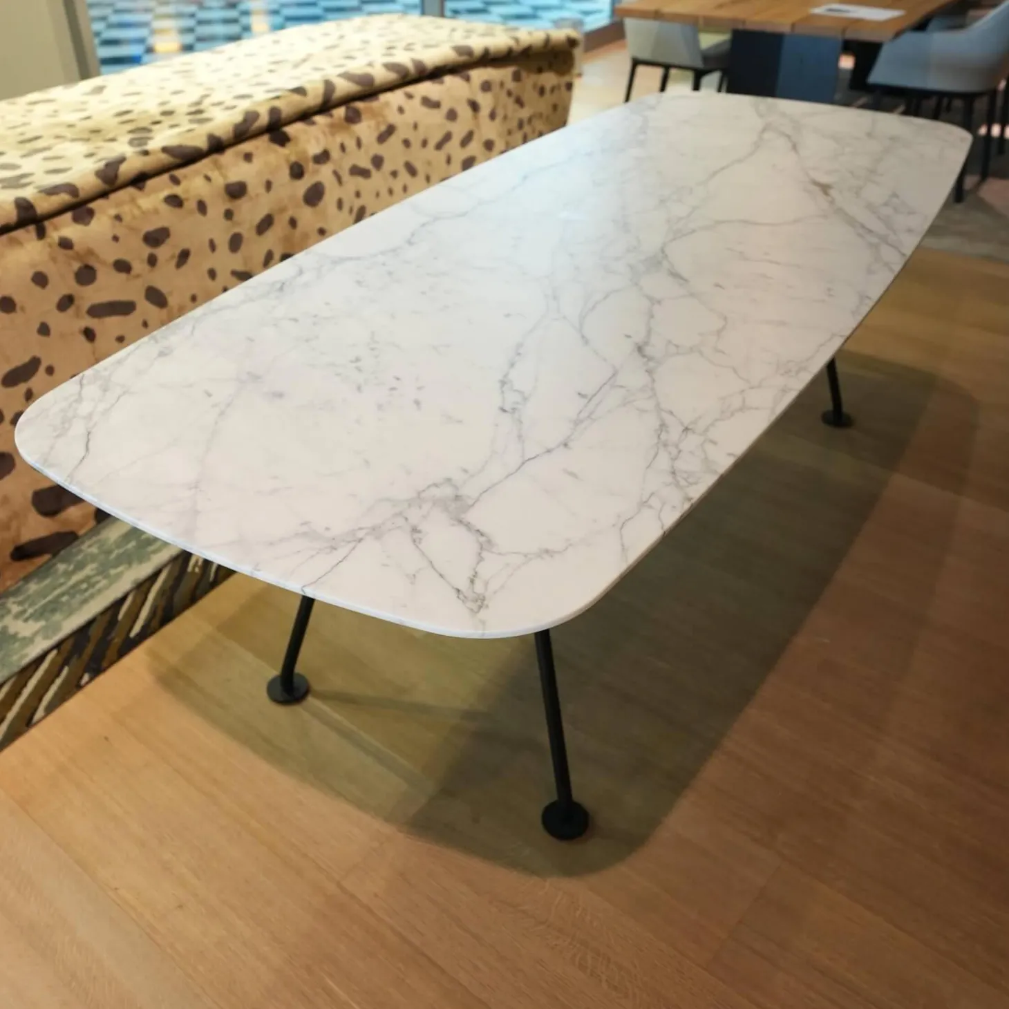 Tisch Grasshopper Platte Marmor Statuarietto Gloss Finish Weiß Gestell Stahl Schwarz