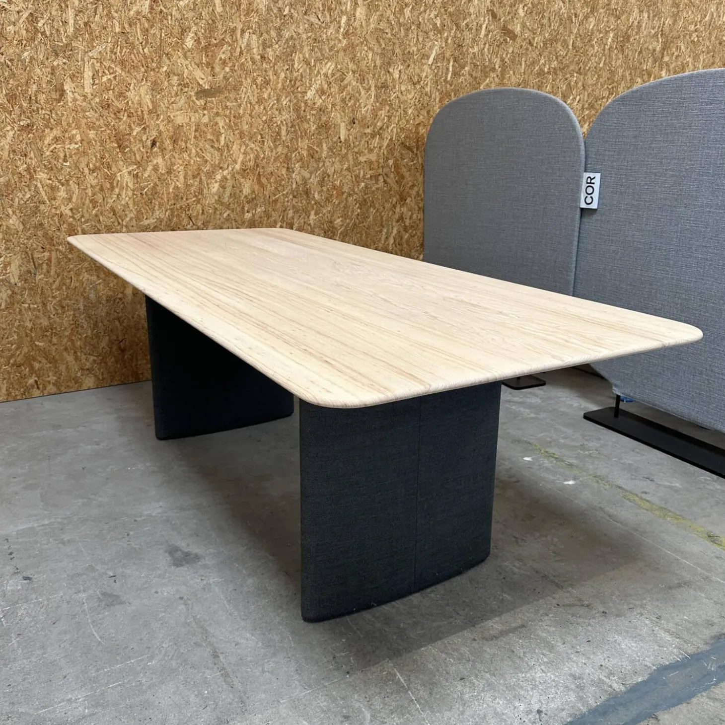 Tisch Ipa Platte Esche Natur Gestell Grau Mit Stoff Bezogen