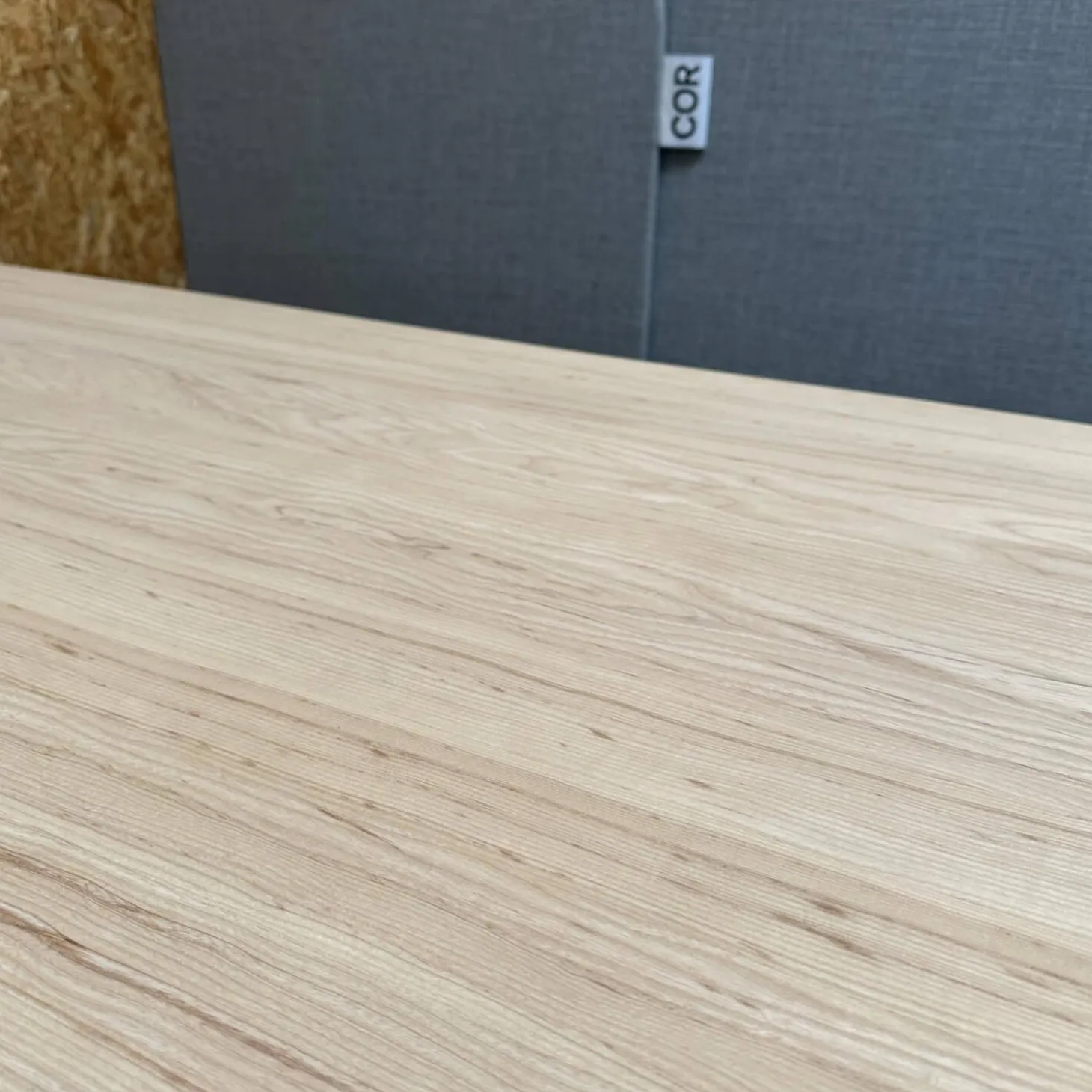 Tisch Ipa Platte Esche Natur Gestell Grau Mit Stoff Bezogen