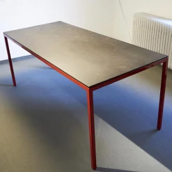 Tisch M 38 Platte Eternit Anthrazit Geölt Gestell Stahlrohr Pulverbeschichtet Rot