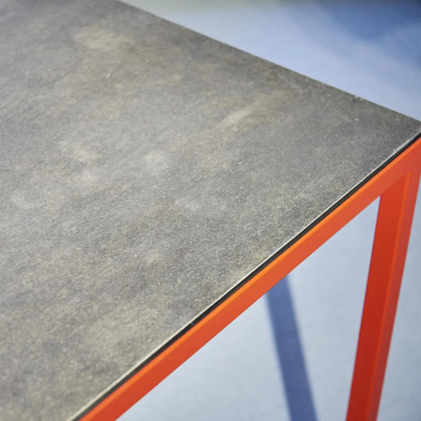 Tisch M 38 Platte Eternit Anthrazit Geölt Gestell Stahlrohr Pulverbeschichtet Rot