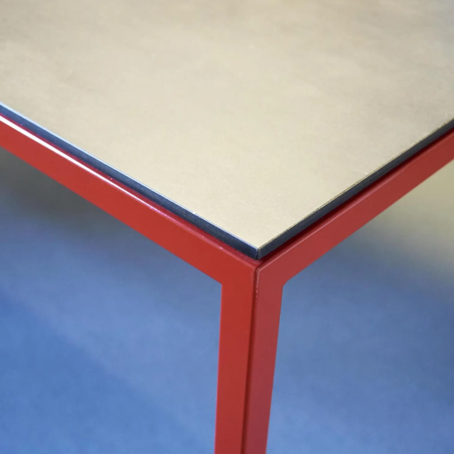 Tisch M 38 Platte Eternit Anthrazit Geölt Gestell Stahlrohr Pulverbeschichtet Rot