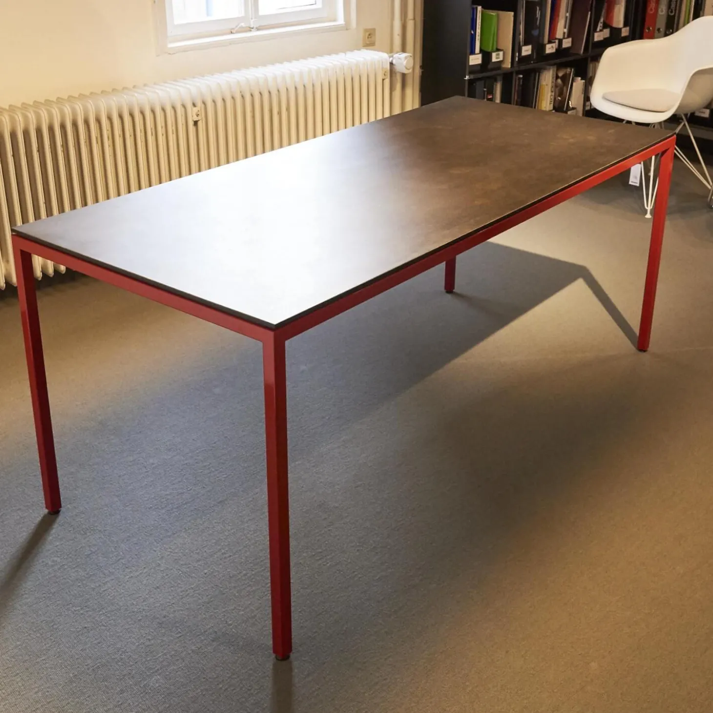 Tisch M 38 Platte Eternit Anthrazit Geölt Gestell Stahlrohr Pulverbeschichtet Rot