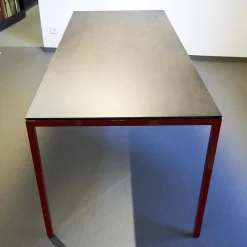 Tisch M 38 Platte Eternit Anthrazit Geölt Gestell Stahlrohr Pulverbeschichtet Rot