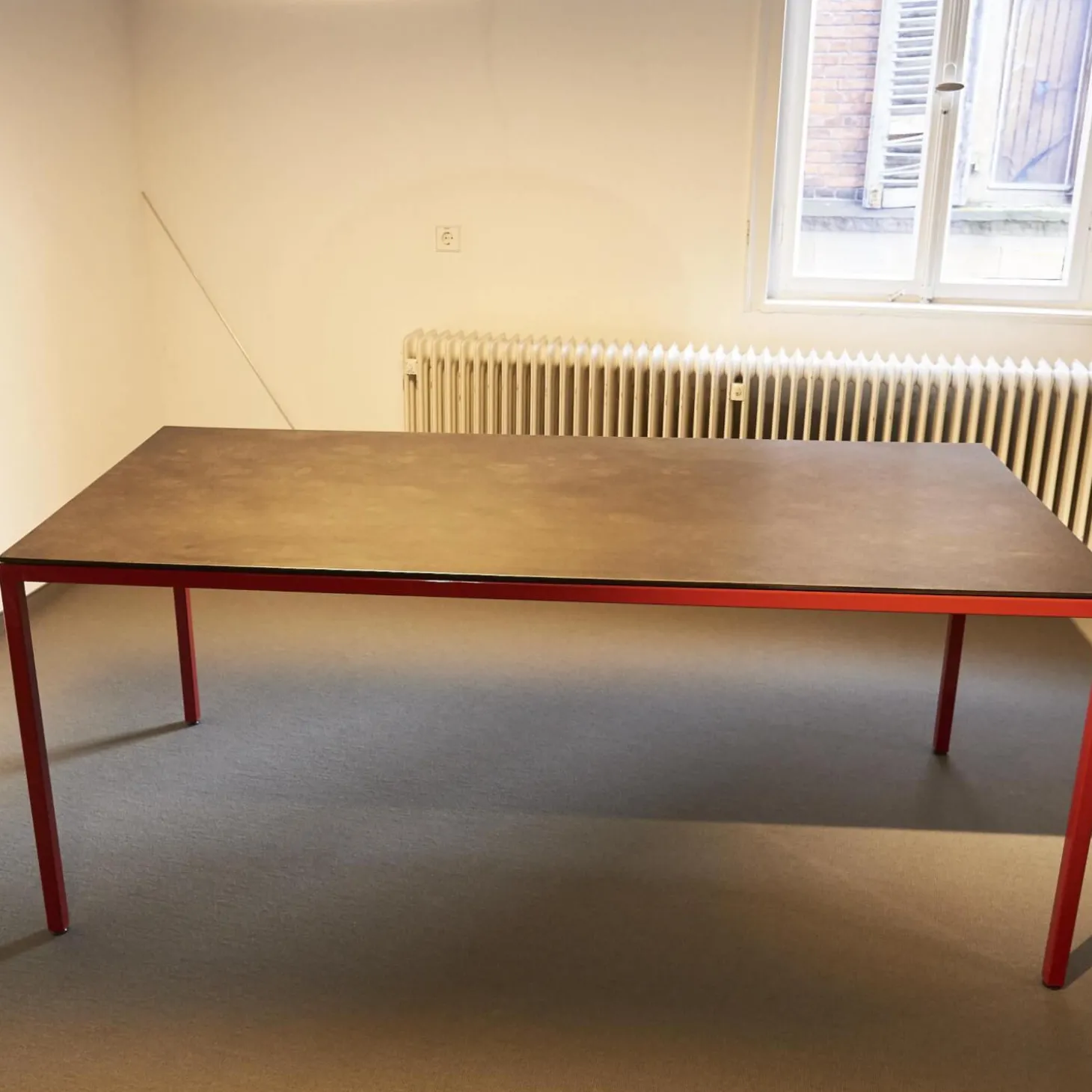 Tisch M 38 Platte Eternit Anthrazit Geölt Gestell Stahlrohr Pulverbeschichtet Rot