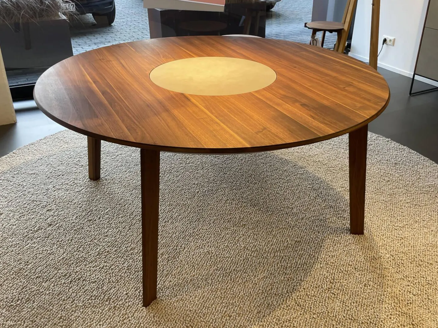 Tisch Miro Nussbaum Natur Geölt Drehteller Keramik Phedra Grau