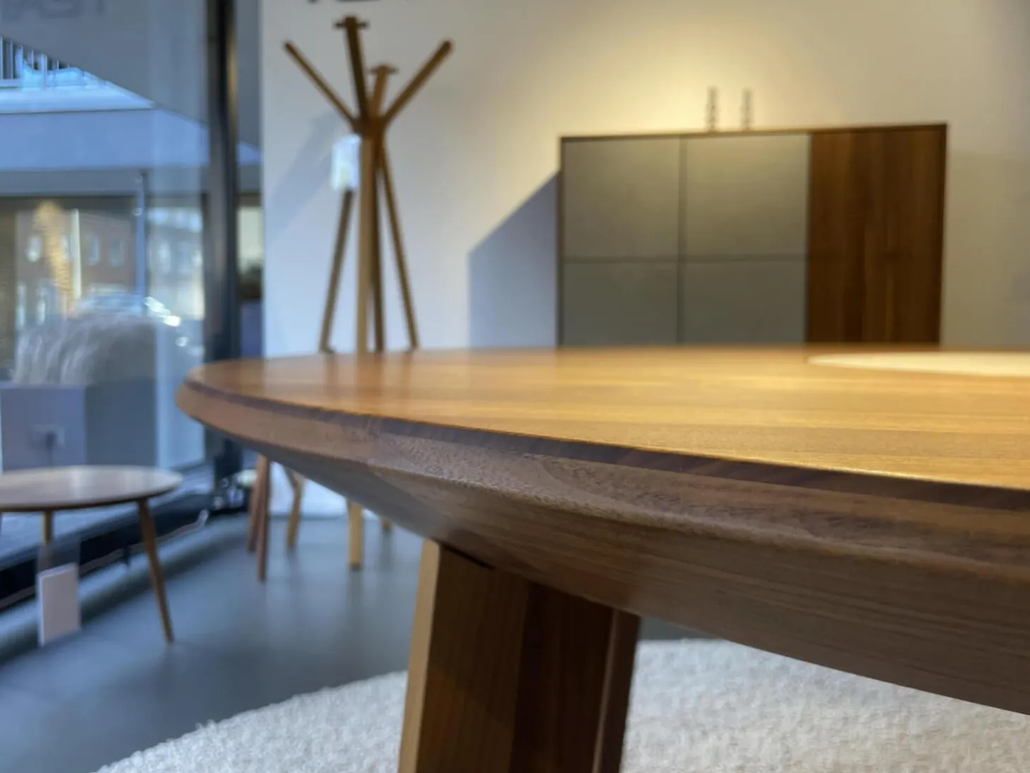 Tisch Miro Nussbaum Natur Geölt Drehteller Keramik Phedra Grau