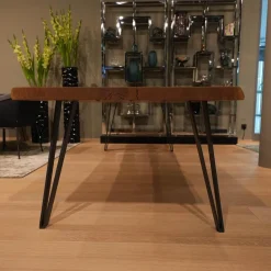 Tisch Nightingale Platte Eiche Massiv Gebürstet Und Geölt Gestell Metallfüße Aus Stahl