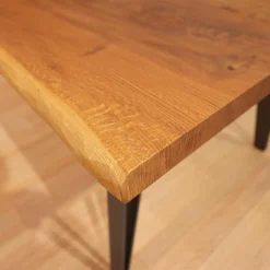 Tisch Nightingale Platte Eiche Massiv Gebürstet Und Geölt Gestell Metallfüße Aus Stahl