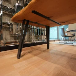 Tisch Nightingale Platte Eiche Massiv Gebürstet Und Geölt Gestell Metallfüße Aus Stahl