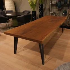 Tisch Nightingale Platte Eiche Massiv Gebürstet Und Geölt Gestell Metallfüße Aus Stahl