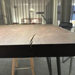 Tisch Nightingale Räuchereiche Massiv Gebürstet Schwarz Braun Geölt Mit Baumkante Flachstahlgestell