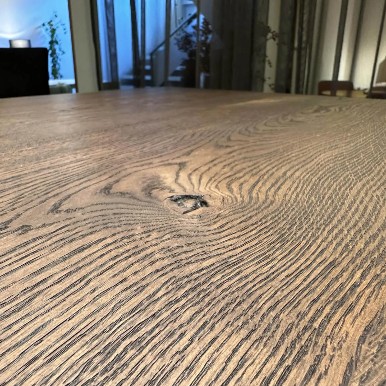 Tisch Nightingale Räuchereiche Massiv Gebürstet Schwarz Braun Geölt Mit Baumkante Flachstahlgestell