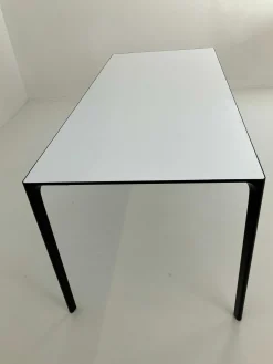 Tisch Nuur Platte Laminat Fenix F01 Weiß Gestell Aluminium Matt Schwarz Lackiert