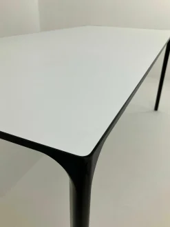 Tisch Nuur Platte Laminat Fenix F01 Weiß Gestell Aluminium Matt Schwarz Lackiert
