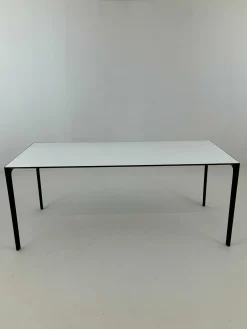 Tisch Nuur Platte Laminat Fenix F01 Weiß Gestell Aluminium Matt Schwarz Lackiert