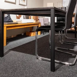 Tisch S600 Eiche Geköhlt Ton Grau Füße RAL 9005 Tiefschwarz Pulverbeschichtet Matt