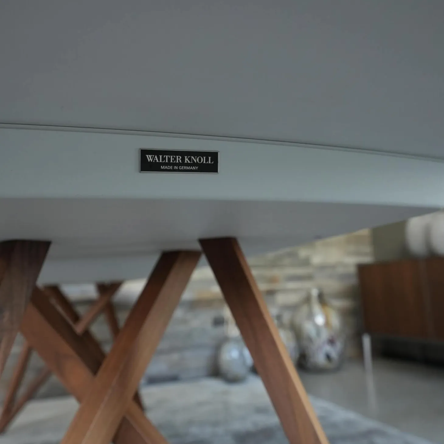 Tisch Seito Quarzstein Weiß Gestell Holz Nussbaum Mit Splitanteil Geölt Bootsförmig