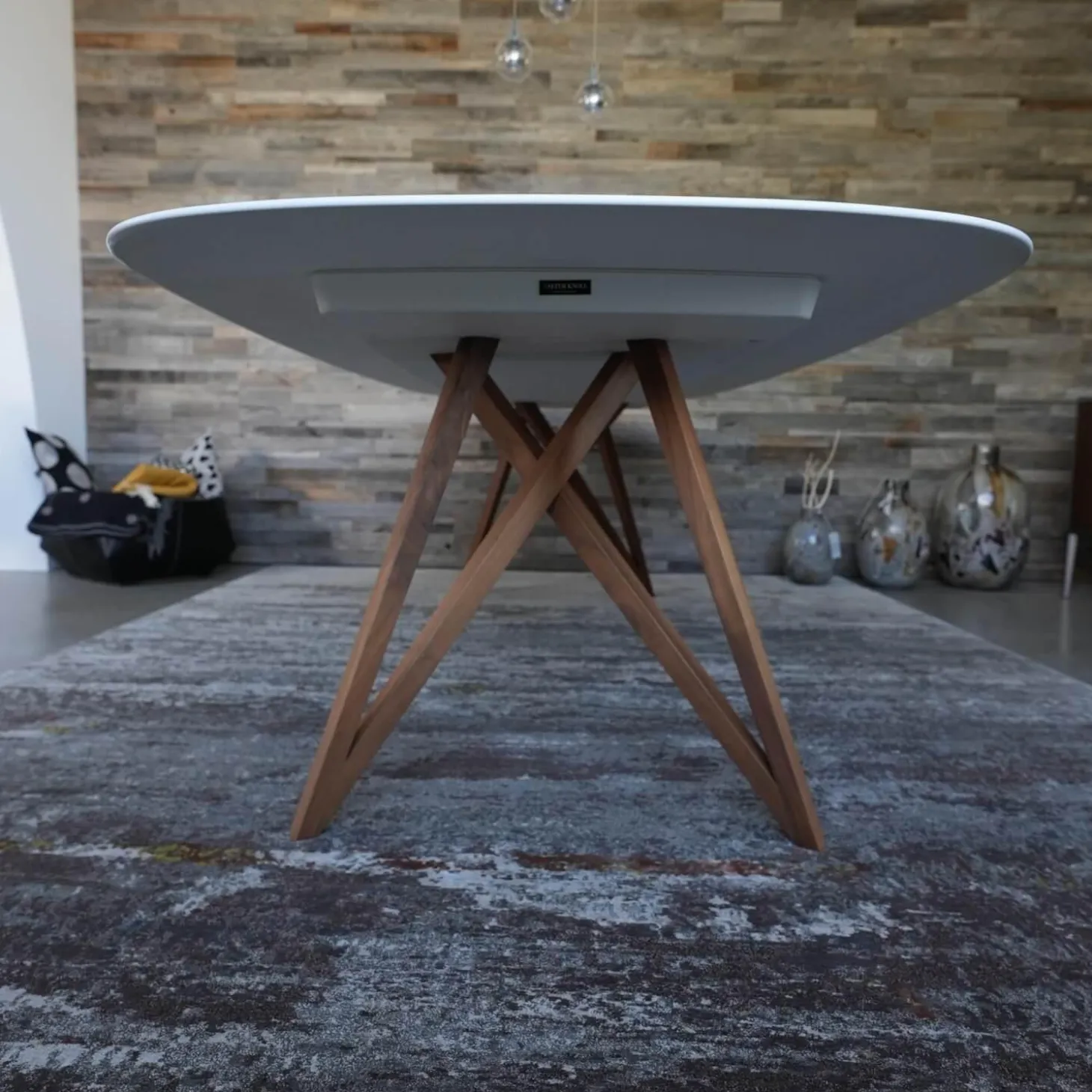 Tisch Seito Quarzstein Weiß Gestell Holz Nussbaum Mit Splitanteil Geölt Bootsförmig