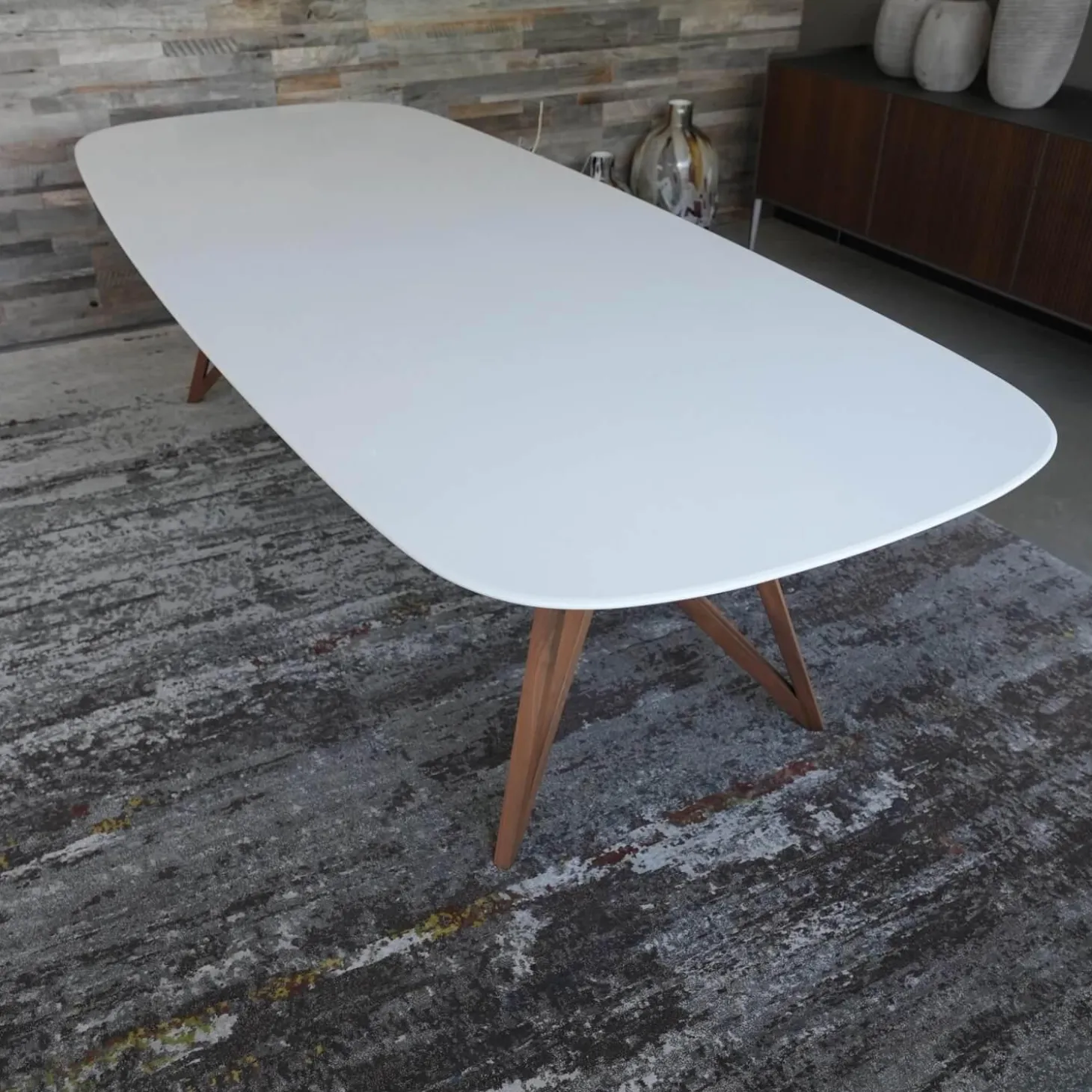 Tisch Seito Quarzstein Weiß Gestell Holz Nussbaum Mit Splitanteil Geölt Bootsförmig