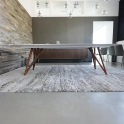 Tisch Seito Quarzstein Weiß Gestell Holz Nussbaum Mit Splitanteil Geölt Bootsförmig