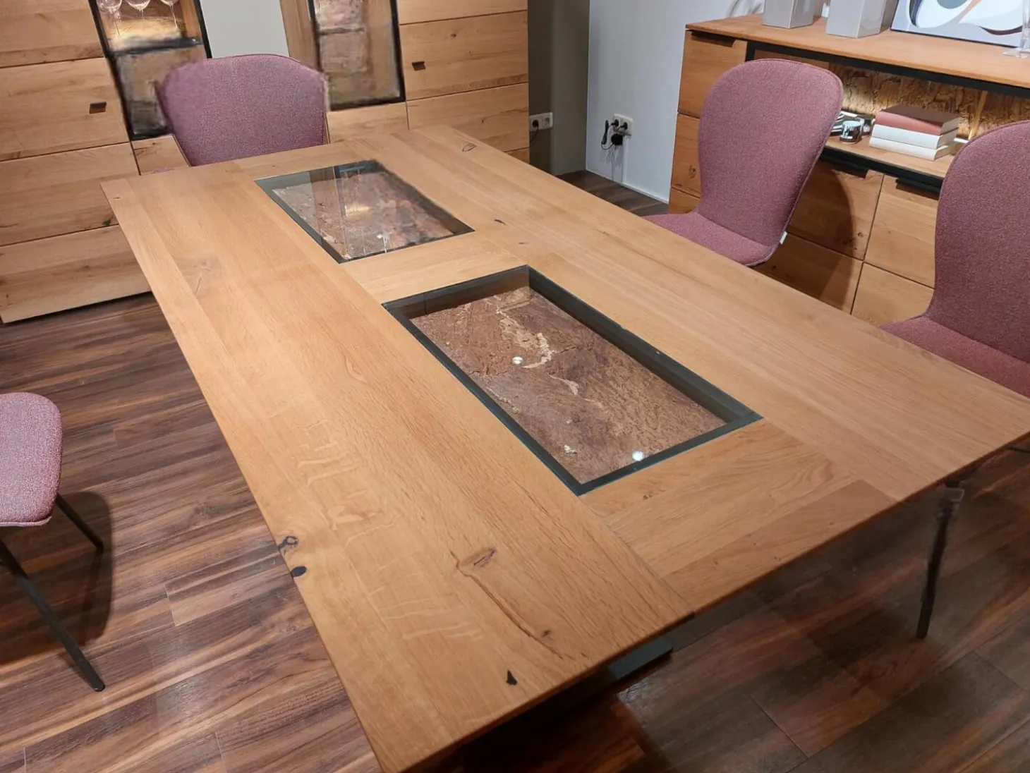 Tisch Solantis Asteiche Massiv Natur Geölt Platte Akzent Korkeiche Innenrinde Klarglas Bodenplatte Metall Schwarz