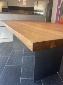 Tisch Theben 3000 Platte Astiger Nussbaum Gestell Stahl Geschliffen Matt Lackiert Schwarz