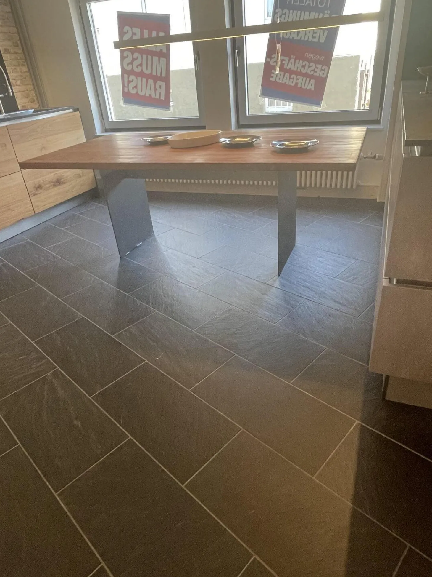 Tisch Theben 3000 Platte Astiger Nussbaum Gestell Stahl Geschliffen Matt Lackiert Schwarz