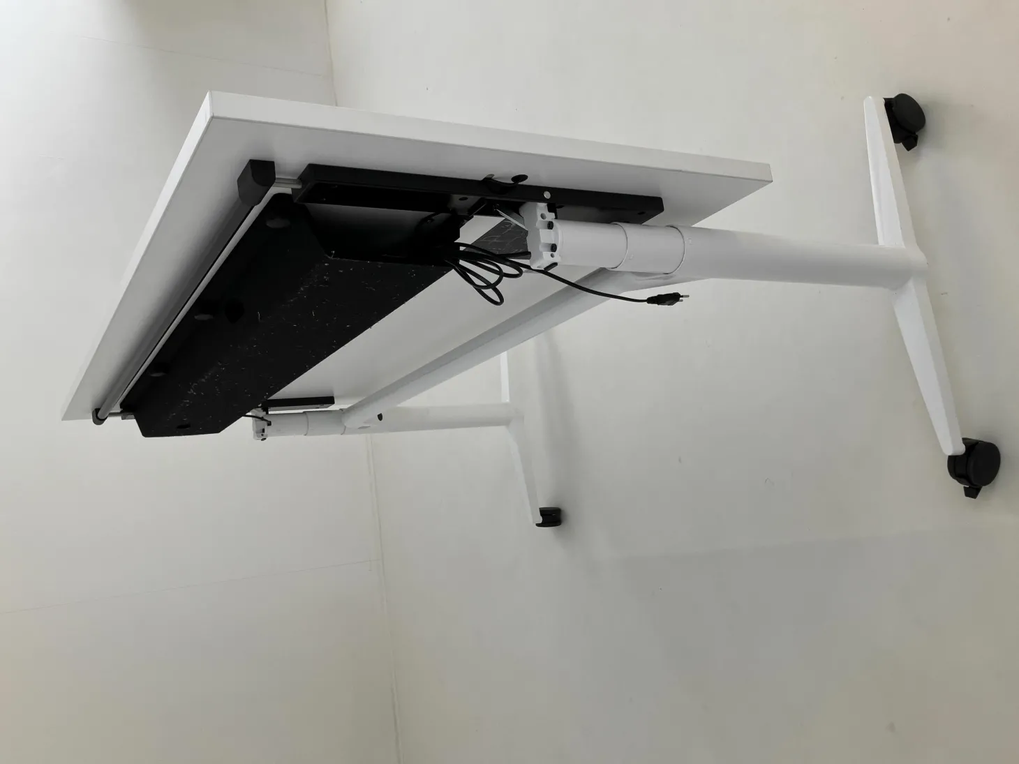 Tisch Timetable Lift 615/11 Platte Schichtstoff 24 Weiß Hochglanz Gestell Weiß Beschichtet Höhenverstellbar