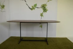 Tisch WB1 Booth Small at Oen Office Platte HPL Nussbaum Gestell Flachstahl Beschichtet Lava