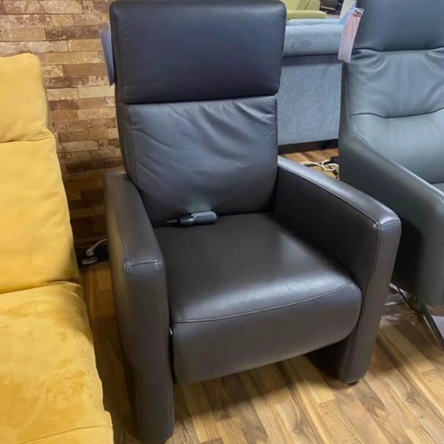 TV Sessel Augsburg Bezug Leder Dolcia Moor Dunkelbraun Schwarz Füße Kunststoff Inklusive Thermo-Lux-Heizmattenfunktion