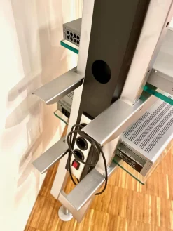 TV-Regal Mattes Metall Und Glas Mit Schwenkbarem TV- Und Hifi-Rack