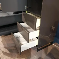 Vitrine 71812 Schiefergrau Hochglanz Kufe Metall Schwarz Inklusive Beleuchtung