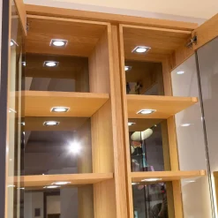 Vitrine Barola Eiche Rustico Hell Geölt Gebürstet Furnier Mit Spiegelrückwand Und Beleuchtung