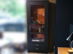 Vitrine Bordeaux Europäische Wildkirsche Massiv Rückwand Lachsrot Reliefstruktur Anthrazit