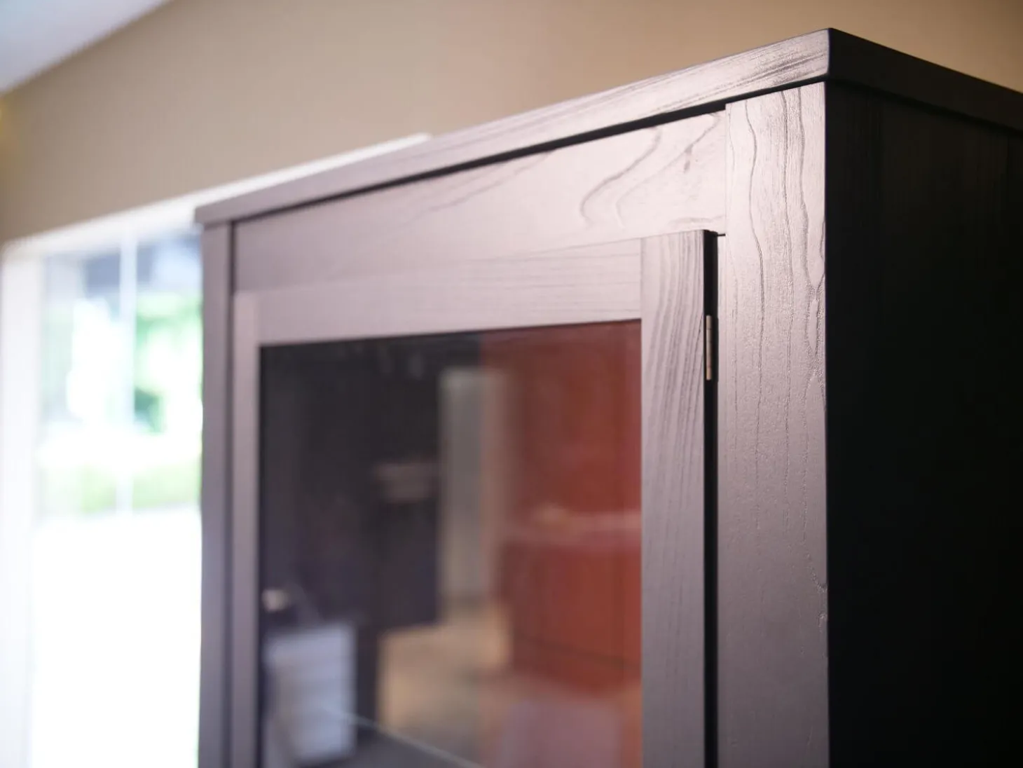 Vitrine Bordeaux Europäische Wildkirsche Massiv Rückwand Lachsrot Reliefstruktur Anthrazit