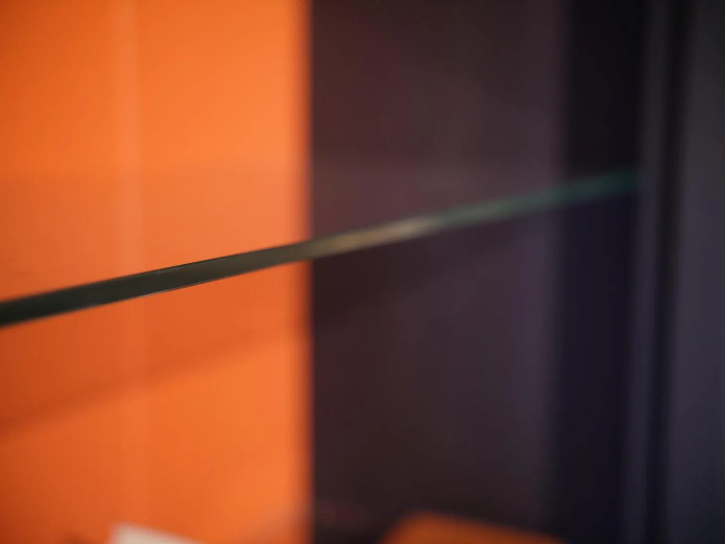 Vitrine Bordeaux Europäische Wildkirsche Massiv Rückwand Lachsrot Reliefstruktur Anthrazit