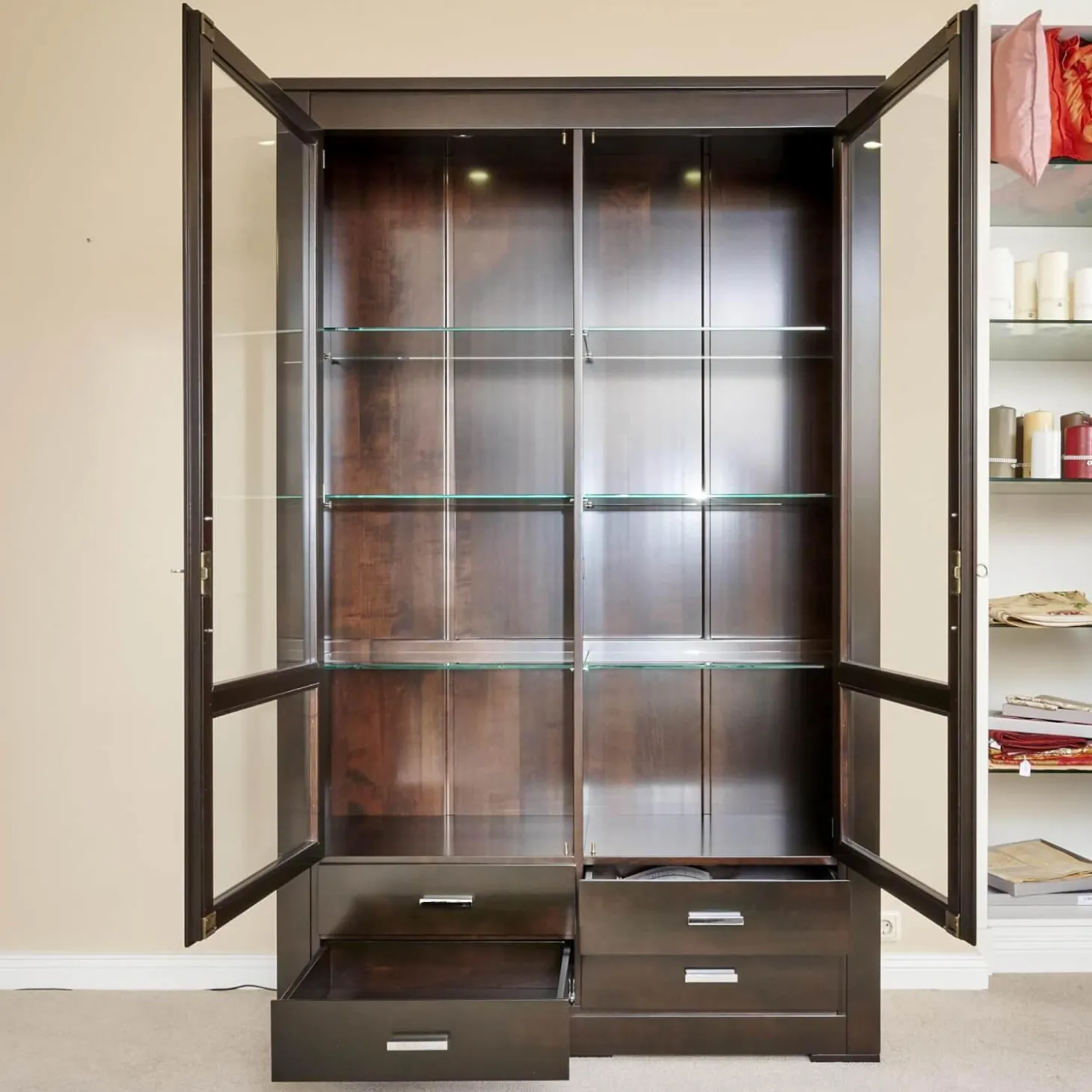 Vitrine Bordeaux Kirschbaum Nero Inklusive Beleuchtung, 4 Schubladen Und 6 Glasböden