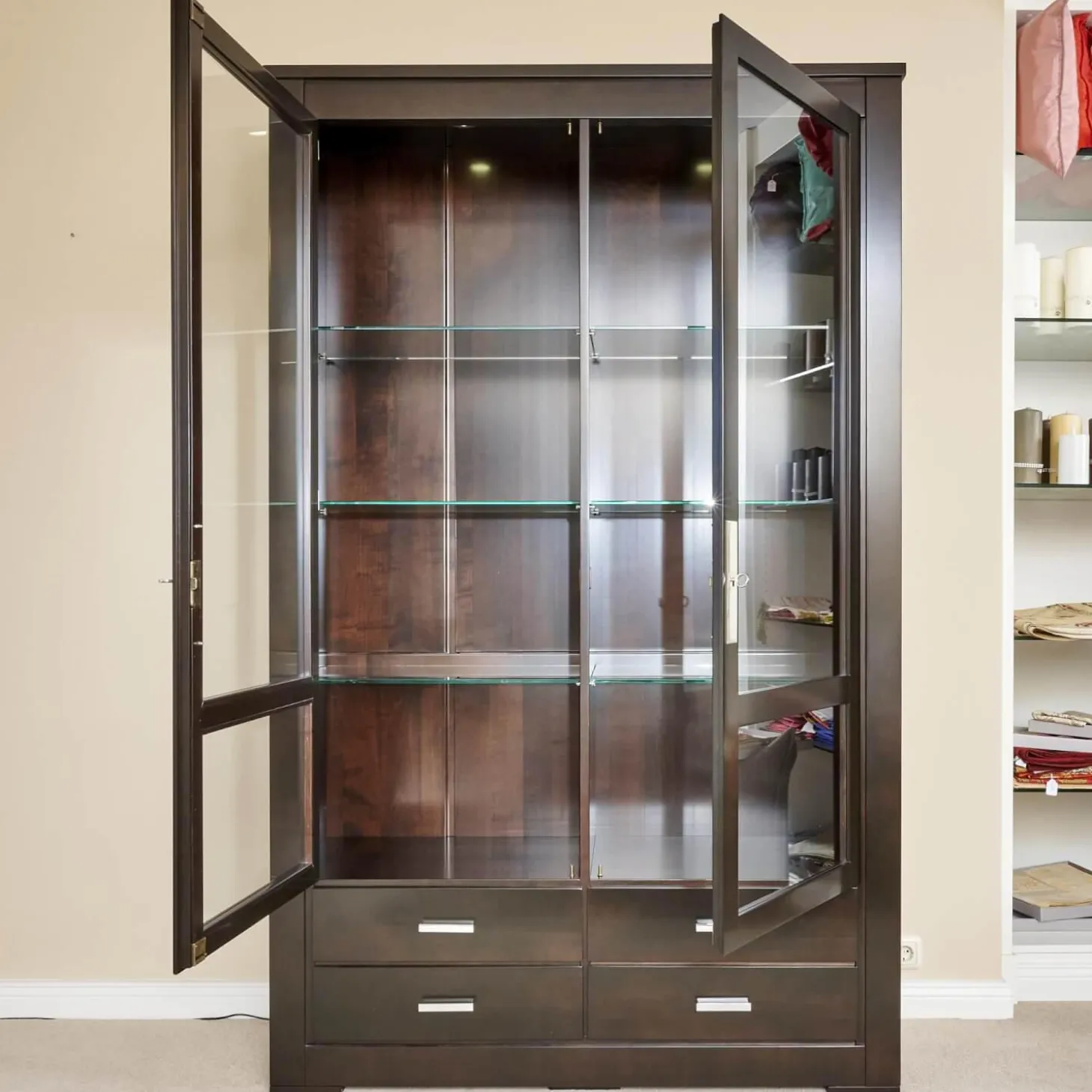 Vitrine Bordeaux Kirschbaum Nero Inklusive Beleuchtung, 4 Schubladen Und 6 Glasböden