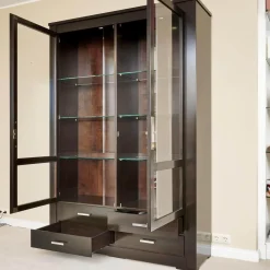 Vitrine Bordeaux Kirschbaum Nero Inklusive Beleuchtung, 4 Schubladen Und 6 Glasböden