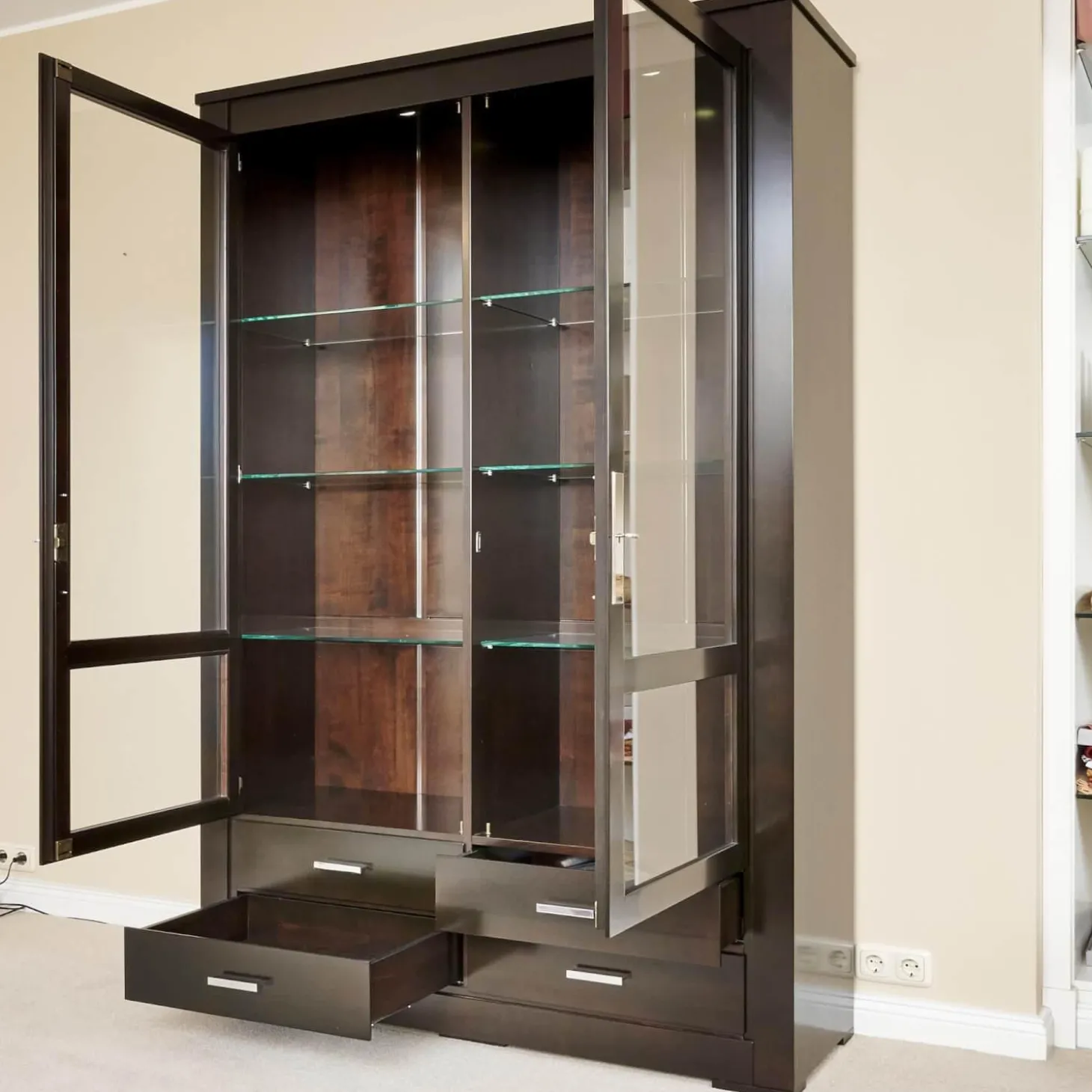 Vitrine Bordeaux Kirschbaum Nero Inklusive Beleuchtung, 4 Schubladen Und 6 Glasböden