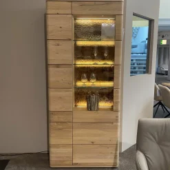 Vitrine Cartago Soft Wildeiche Bianco Glastür Links mit LED-Beleuchtung