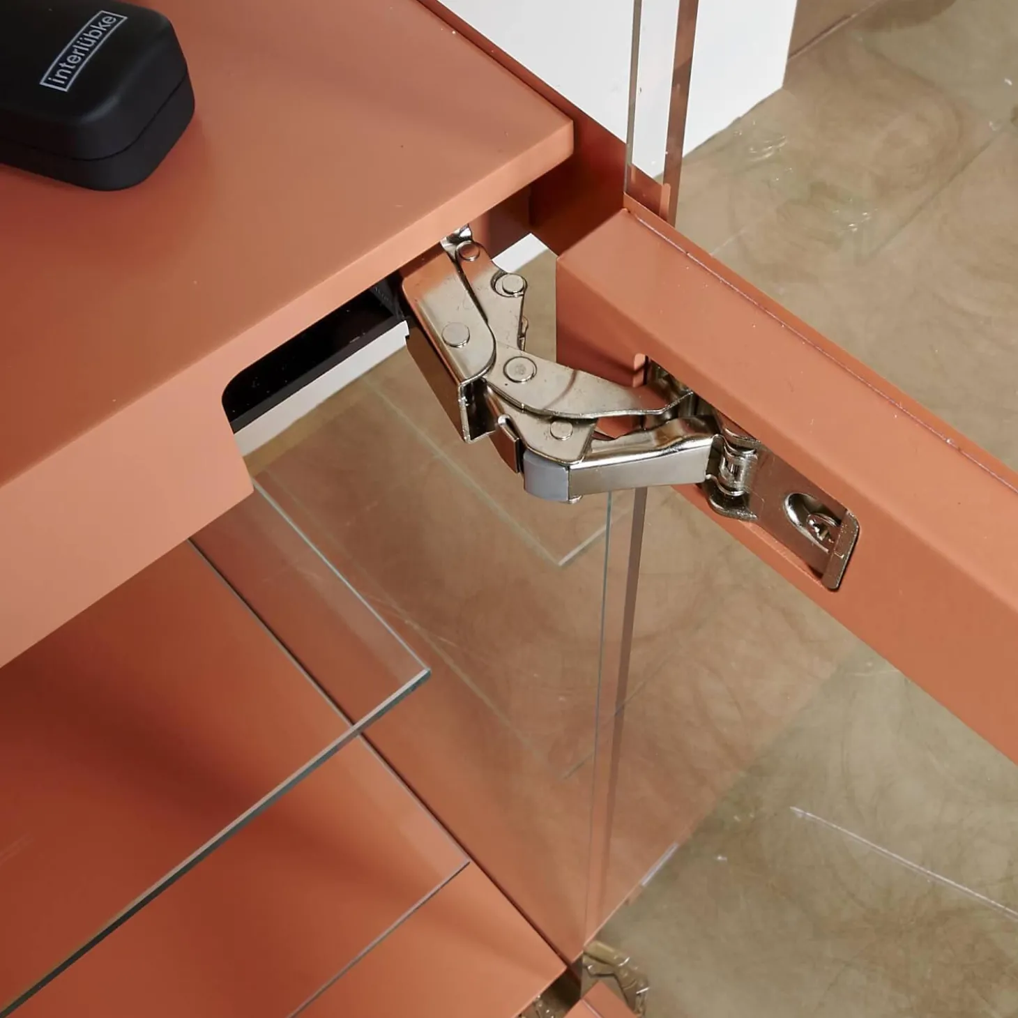 Vitrine Cube Light Lack Guave Mit Panel Nussbaum Natur Braun